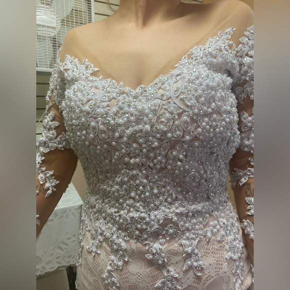 Wedding gown - Picture 9 of 10